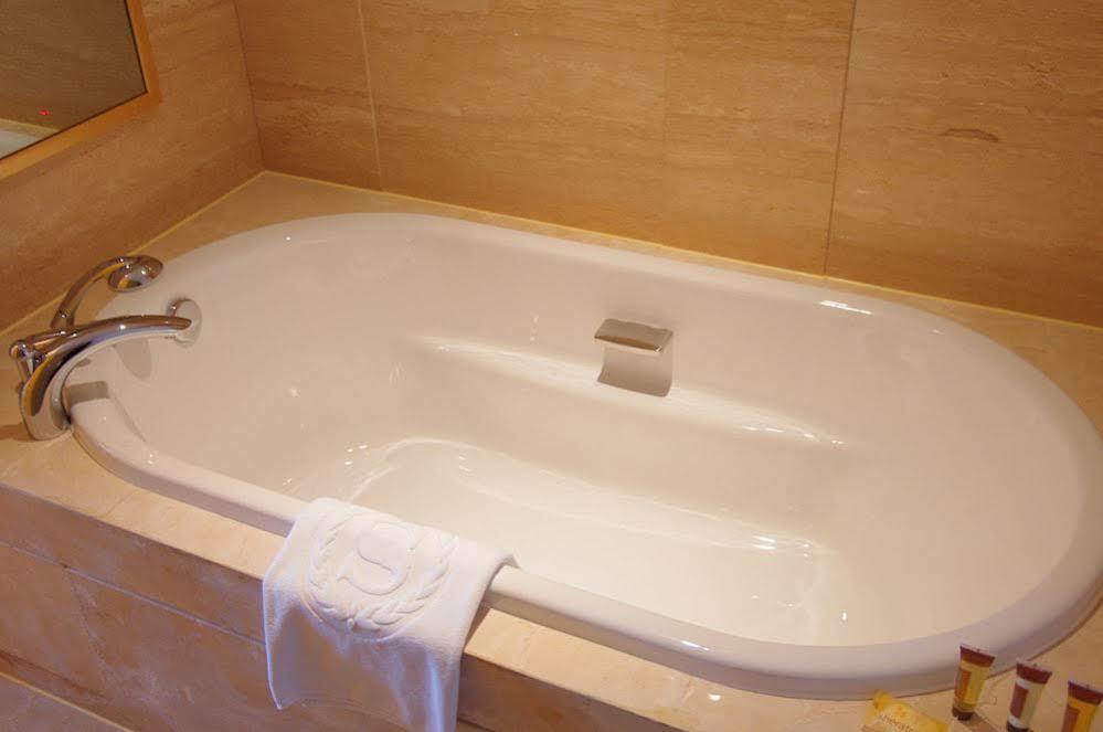 Hotel Hongkou Sanzhi International 5*
